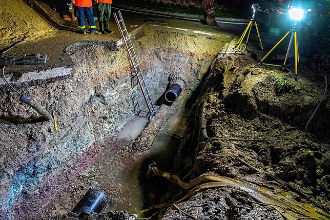 Bis am Samstagmorgen war das Leck in der Wasserleitung nach stundenlangen Arbeiten repariert.