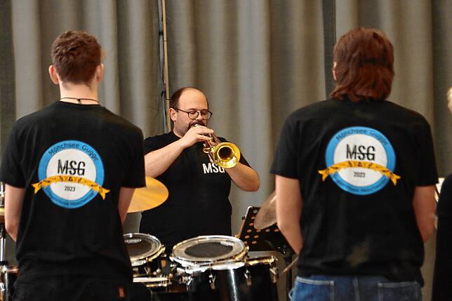 Jens Bergmann leitet die Gruppe nicht nur musikalisch. Das Logo mit den Farben schwarz-blau-gelb lehnt sich an die Gemeindefarben von ...