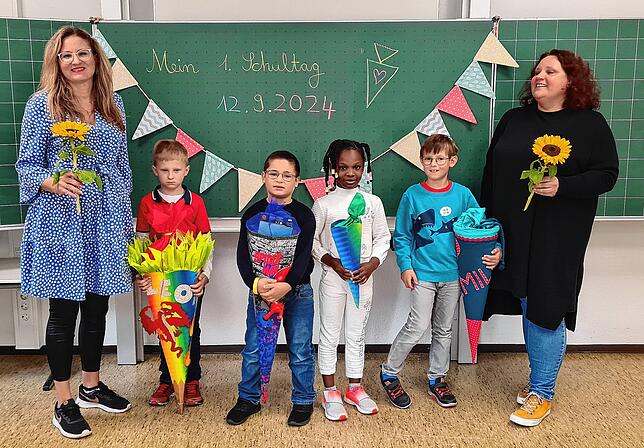 Überlingen, Franz-Sales-Wocheler-Schule, Klasse 1 mit ihren Klassenlehrerinnen Marlene Frirdich (links) und Rosa Tubach-Regenscheit (rechts)