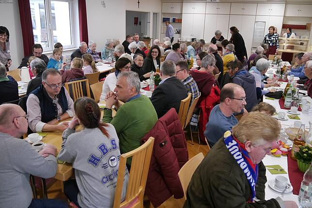 Der Paul-Gerhardt-Saal war 2024 immer gut besucht. Nach jedem Mittagessen gibt es auch in diesem Jahr wieder Kaffee und Kuchen.