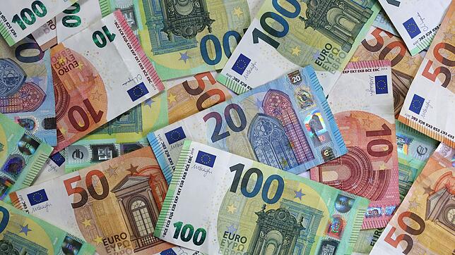 Je mehr Geld man verdient, desto höher fällt später auch die Rente aus. Diese Faustregel ist korrekt, allerdings nur bis zu einem ...