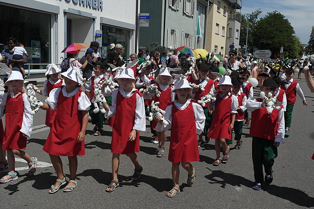 Klassen 1a und b der Grundschule Kluftern beim Seehasenfestumzug 2018.