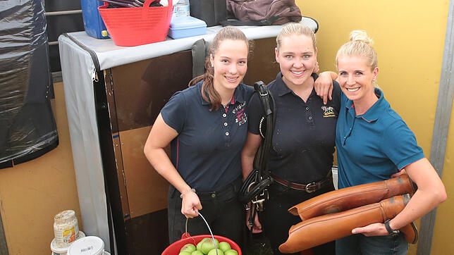Jessica von Bredow-Werndl (rechts) mit Annika (links) und Anna, die sich um die Pferde kümmern. Bild: Roger Müller