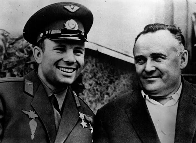 Der russische Konstrukteur Sergej Koroljow (rechts) mit dem Kosmonauten Juri Gagarin (1934-1968), der im April 1961 als erster Mensch ...