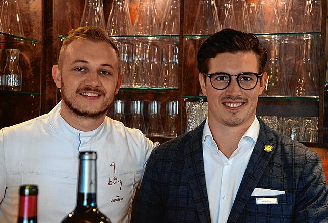 Die jungen Gastronomen Jason (links) und Niklas Grom betreiben die traditionelle Gastwirtschaft „Burg“ heute mit neuem Flair ...