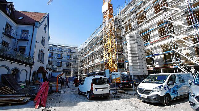 Ein Bild vom Hof des Zoffingen-Areals (von links): Der Altbau, den die Kirchengemeinde nicht verpachtet hat, daran anschließend der in ...