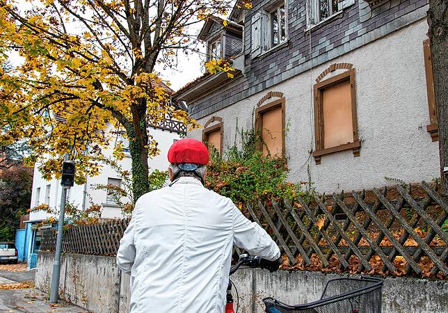 Das Haus im Hintergrund soll abgerissen werden. Die Wobak hat der Stadt das Gebäude vorübergehend zur Unterbringung von Flüchtlingen ...