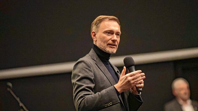 FDP-Chef Christian Lindner spricht im Konstanzer Cinestar vor dem vollbesetzten Kinosaal. Im Rahmen des Besuchs fand das Interview statt.
