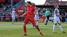 Kian Fetic (rotes Trikot) ist mit dem 1. FC Rielasingen-Arlen gegen den SV 08 Kuppenheim gefordert.