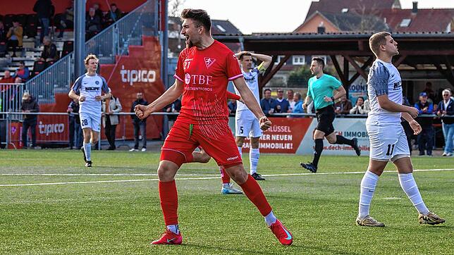Kian Fetic (rotes Trikot) ist mit dem 1. FC Rielasingen-Arlen gegen den SV 08 Kuppenheim gefordert.