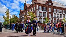 Das gab es zuletzt vor über 75 Jahren. Der Hochzeitszug des Trachtenvereins zieht mit echtem Brautpaar am historischen Schulgebäude ...