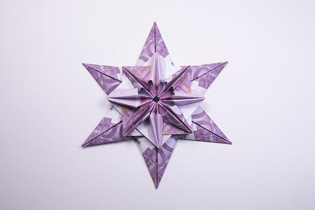 Geschenk zum Jahresende – Weihnachtsgeld.