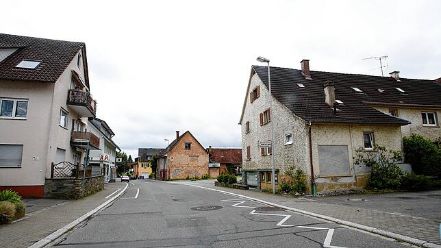 Dieses Gebäude (rechts) in der Litzelstetter Martin-Schleyer-Straße soll einem Studentenwohnheim weichen. Auf der nebenliegenden ...