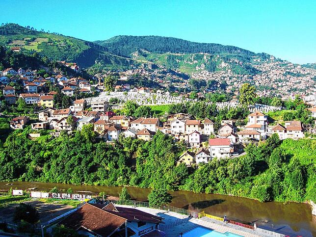 Gräber, wohin das Auge blickt. Dieses Foto zeigt muslimische Gräber auf dem Hügel über Sarajevo. Im Krieg starben mehr als 100.000 Menschen.