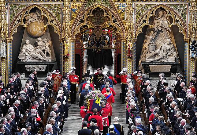 Der Sarg von Königin Elizabeth II. wird in die Westminster Abbey getragen, gefolgt von König Charles III. und Königsgemahlin Camilla