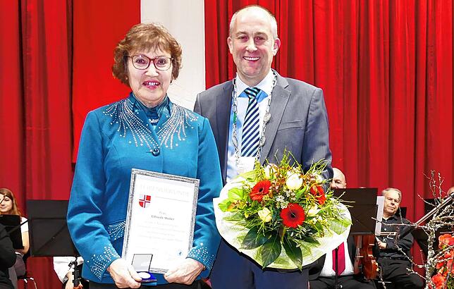 Bürgermeister Maik Lehn würdigte die vielfältigen Verdienste die sich Elfriede Müller in den unterschiedlichsten Bereichen erworben hat.