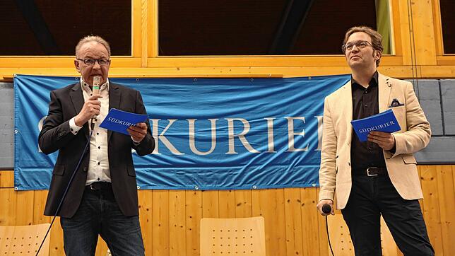 Führten durch den Abend: die beiden Moderatoren, Redakteur Albert Bittlingmaier und Stephan Freißmann, Leiter der ...