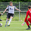 Immer gefährlich: Der Rheinfelder Almin Mislimovic zählt zu den Aktivposten des FSV Rheinfelden im Sturm. Hier taucht er vor Torwart ...