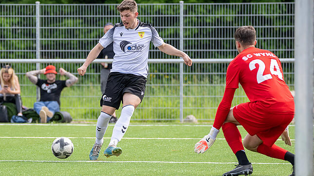 Immer gefährlich: Der Rheinfelder Almin Mislimovic zählt zu den Aktivposten des FSV Rheinfelden im Sturm. Hier taucht er vor Torwart ...