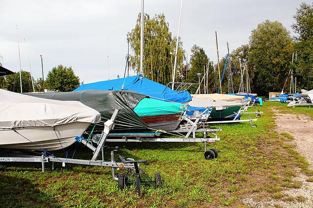 Auf dem Gelände des Wassersportclubs Markelfingen liegen die Boote der Mitglieder. Manche lassen sich mit einem Auto ziehen, andere ...