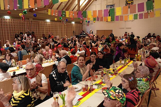 Bild 10: Närrische Stimmung in Kluftern: Bilder vom Zunftabend mit Göhrelöchner, Widerwurz und Schlossbur