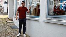 Volontär Tobias Weißert vor dem ehemaligen Friseursalon in der Hauptstraße. Wie viele andere Läden ist auch dieses Geschäft leerstehend.
