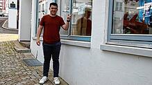 Volontär Tobias Weißert vor dem ehemaligen Friseursalon in der Hauptstraße. Wie viele andere Läden ist auch dieses Geschäft leerstehend.