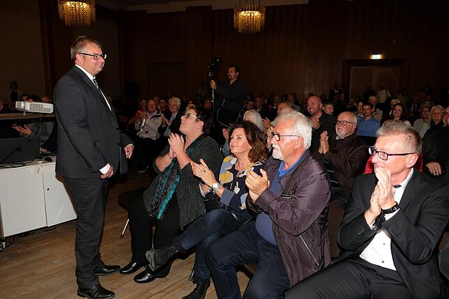 Viele Bürger kamen zum Wahlabend in den Kursaal, darunter auch Hidir Gürakar (2.v.r) und Volksbank-Chef Werner Thomann (rechts).