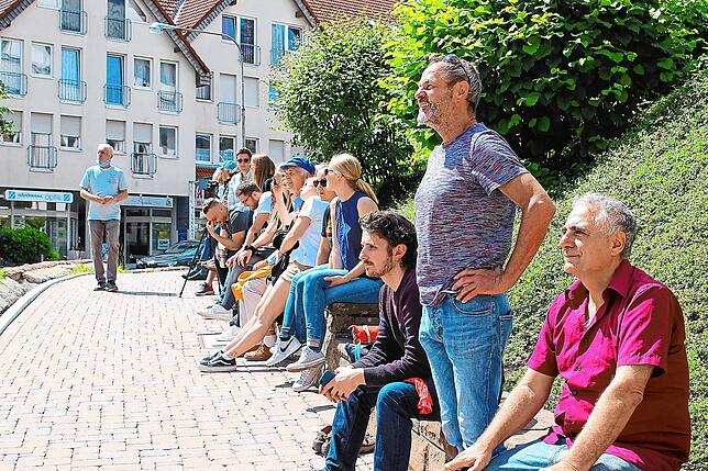 Vom Kirchenmäuerle aus verfolgen zahlreiche Zuhörer das Konzert von Hannans 5 auf dem Dach des Hexenstübles.