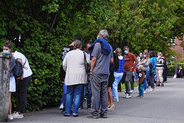 Lange Schlangen sollen am Abstrichzentrum bald der Vergangenheit angehören. Das hoffen zumindest die Verantwortlichen der ...