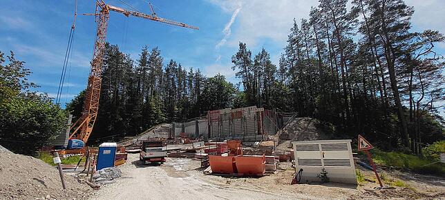 Der im Sommer 2020 begonnene Bau des Wasserbehälters am Himberg – hier ein Bild vom Juni 2021 – soll nach einiger ...
