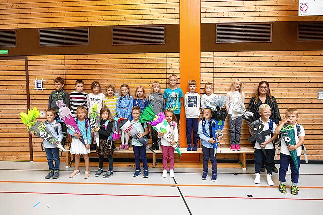 Schulzentrum Stetten am kalten Markt. Die neuen Schülerinnen und Schüler und ihre künftigen Mitschülerinnen und Mitschüler der ...