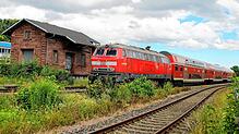 Rückkehr der Diesellok: Das Modell 218436 vor dem historischen Grenzacher Güterschuppen. Bild: Rolf Reißmann