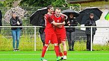 Finn Fähling (links) und Oliwier Grabowski beim Jubeln in Blumberg. Die VfB-Spieler schafften im zweiten Relegations-Anlauf den Sprung ...