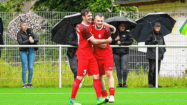 Finn Fähling (links) und Oliwier Grabowski beim Jubeln in Blumberg. Die VfB-Spieler schafften im zweiten Relegations-Anlauf den Sprung ...