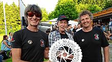 Die Vereinsspitze mit Michael Vochazer (links) und Dieter Zwick (rechts) freut sich über das besondere Geschenk, das Kurtle-Kurt aus ...