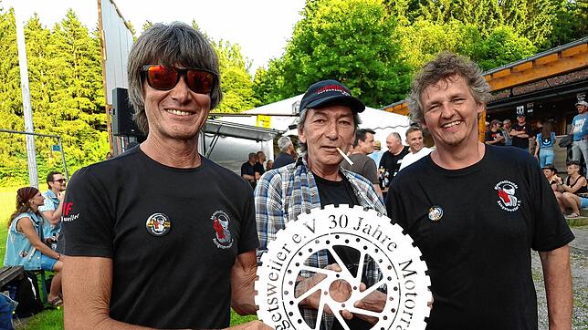Die Vereinsspitze mit Michael Vochazer (links) und Dieter Zwick (rechts) freut sich über das besondere Geschenk, das Kurtle-Kurt aus ...