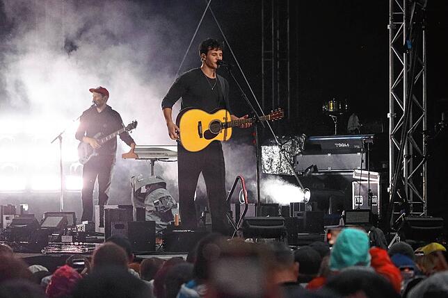 Bild 14: Wincent Weiss singt vor 4500 Besuchern im Regen