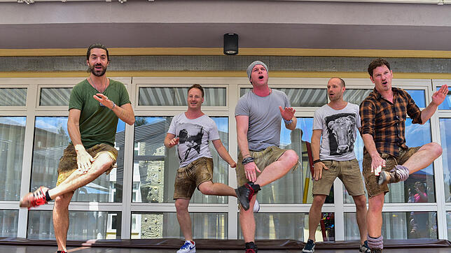 Die Jungs von Voxxclub, Michi, Christian, Bini, Stefan und Flori (von links), singen, tanzen und schuhplatteln bei ihrem Besuch in der ...