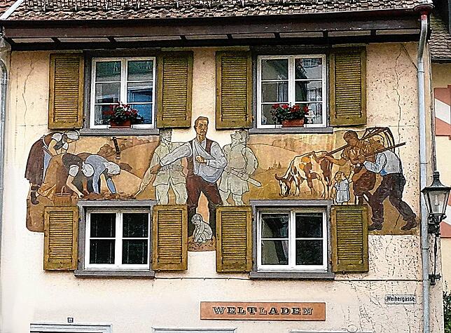 Blick auf das umstrittene Sgraffito in der Weihergasse, das nationalsozialistisches Gedankentum verherrlicht – für Stadtführer ...