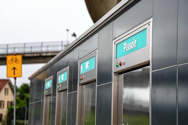 Das Toiletten-Häuschen am Fernbusbahnhof. Wer hier auf Toilette gehen möchte, zahlt einen Euro.