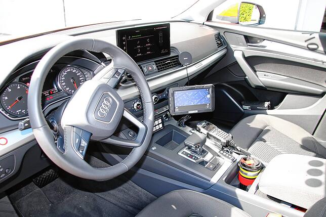 Technik, Elekronik, Kommunikation: Ein Blick ins Cockpit des neuen Kommandowagens.