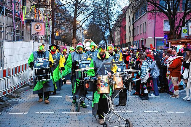 Bild 13: In Petershausen steht der Narrenbaum! Alle Fotos vom Freitagabend