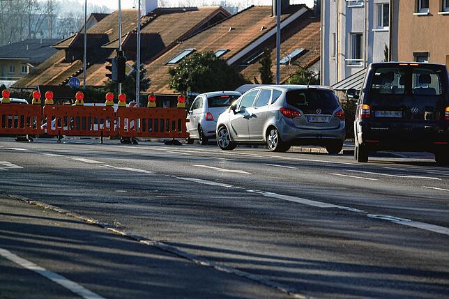 Freitag, 7.36 Uhr: Immer wieder ignorieren Autofahrer, aus Richtung Bernhardstraße kommend, aufgestellte Baustellenabsperrungen. Die ...