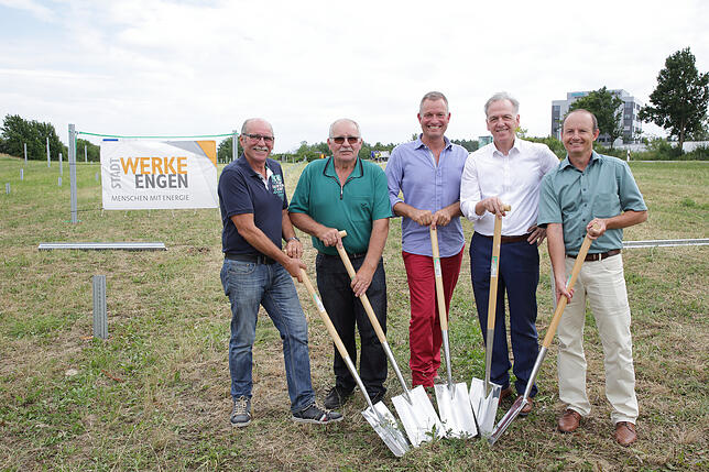 Die Landwirte Gerhard und Winfried Lang mit Jörg Dürr-Pucher von Solarcomplex, Engens Bürgermeister Johannes Moser und Stadtwerkechef ...