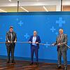 Ziehen gemeinsam für die Elektrifizierung der Hochrheinbahn an einem Kabelstrang (von links): Markus Demmler von von der DB Netz AG, der ...