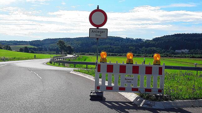 Nur Anlieger im Aitrachtal dürfen derzeit die Straße nach Geisingen befahren.