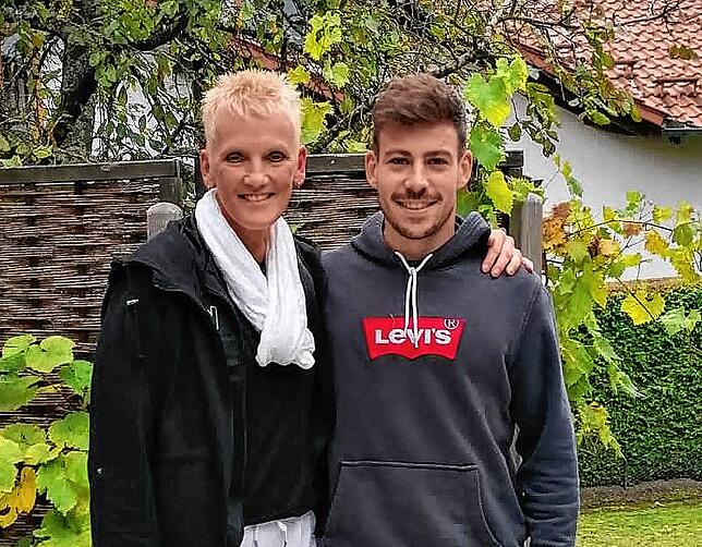 Beim Fußballspiel ihrer Tochter traf Bettina Sardu (51) aus Wutöschingen zum ersten Mal auf ihren Lebensretter Enrico Cobabus (24) aus ...