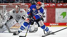 Alexander Karachun von den Wild Wings versucht sich vor Wolfsburgs Schlussmann Dustin Strahlmeier in Position zu bringen. Bild: Eibner