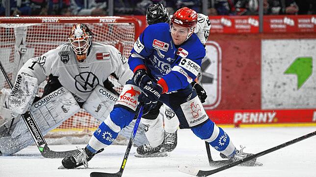 Alexander Karachun von den Wild Wings versucht sich vor Wolfsburgs Schlussmann Dustin Strahlmeier in Position zu bringen. Bild: Eibner